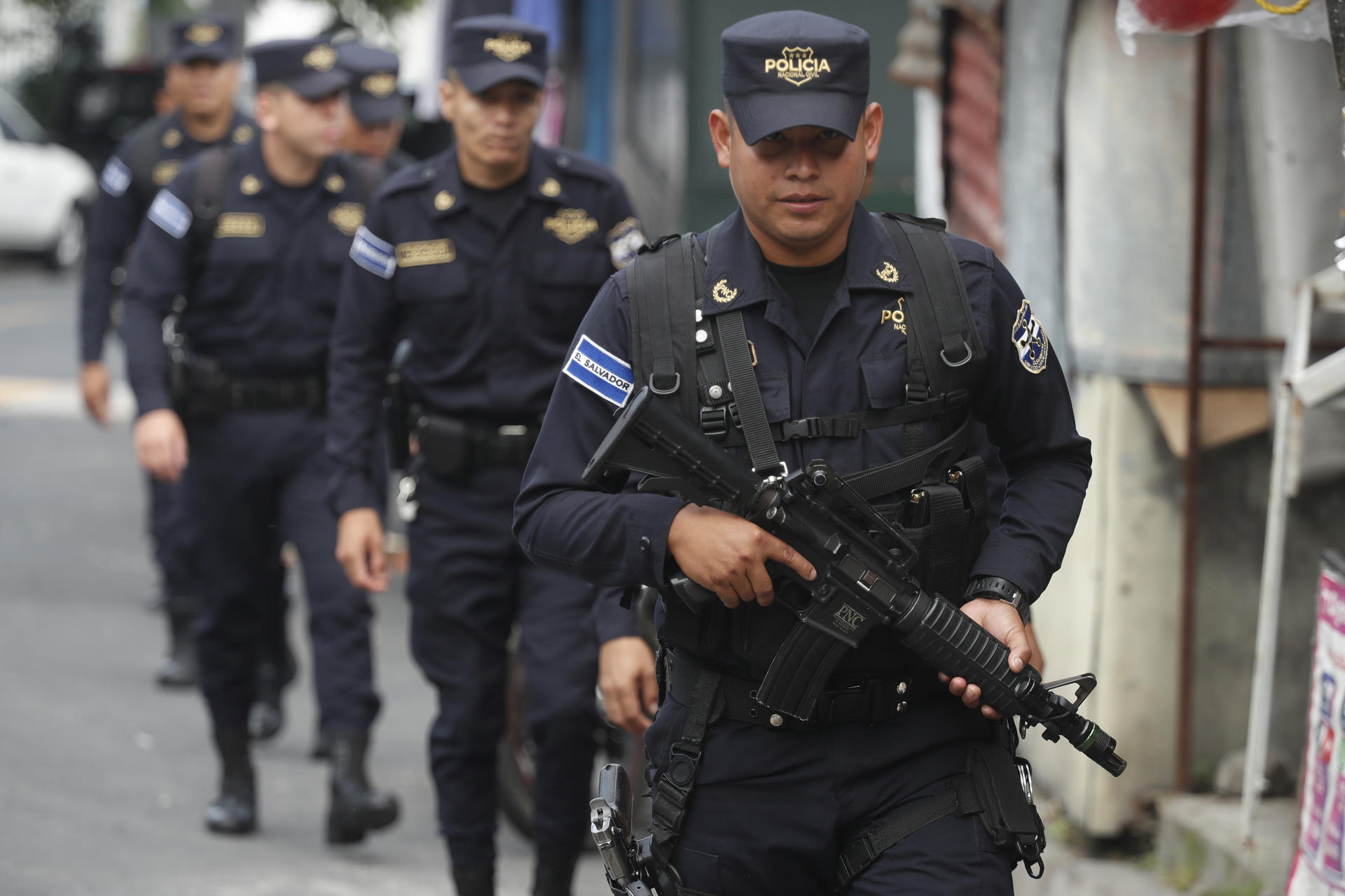 Policías vigilan este martes las calles de la Colonia 10 de Octubre, en San Marcos (El Salvador). EFE/ Rodrigo Sura