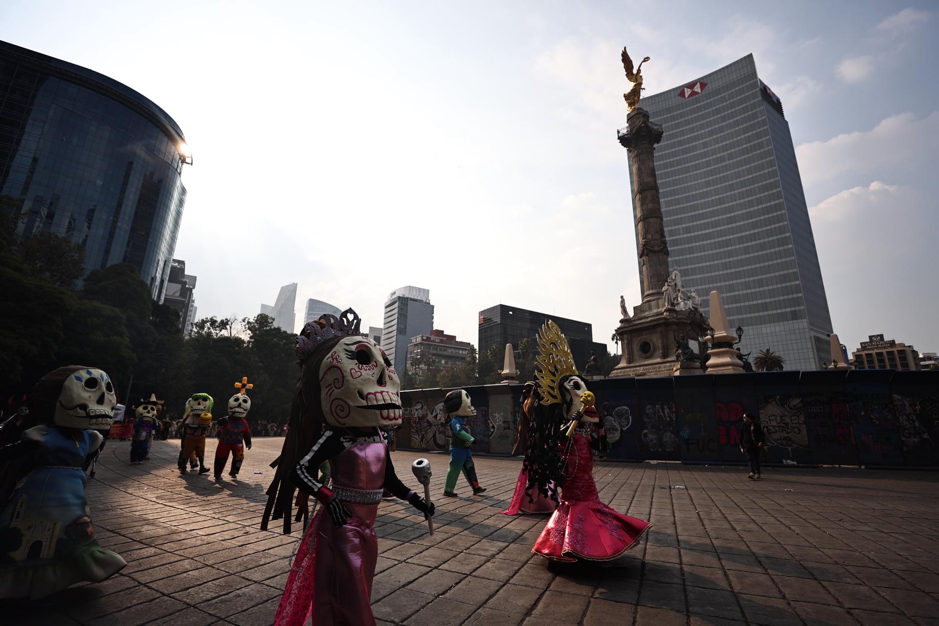 Personas participan en el desfile del Día de Muertos este 2 de noviembre de 2024, en la Ciudad de México (México). EFE/ Sáshenka Gutiérrez
