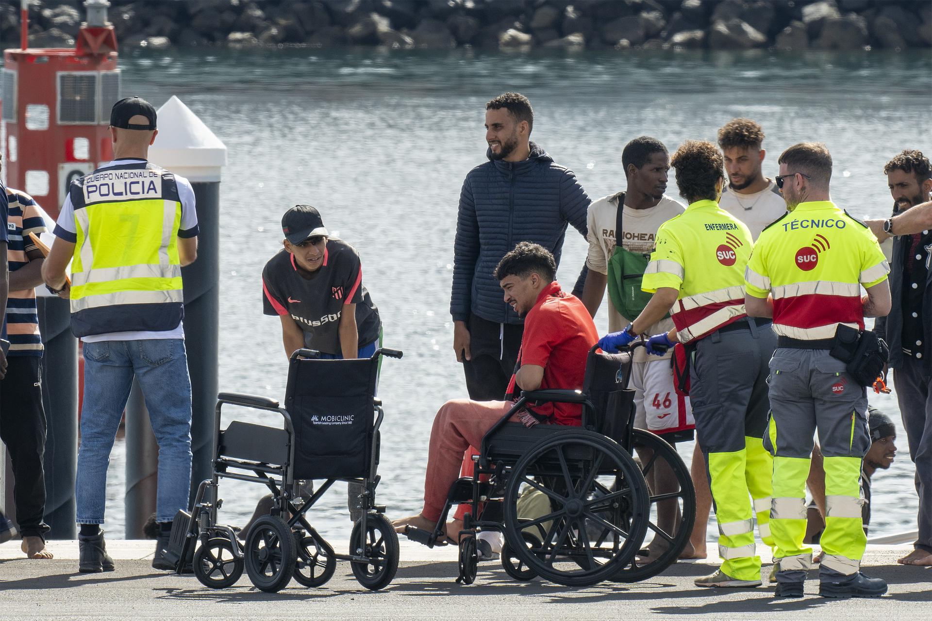 - Salvamento Marítimo ha rescatado este lunes por la mañana otras cinco lanchas neumáticas en aguas próximas a Lanzarote con unas 300 personas a bordo. En la imagen, llegada al puerto de Arrecife del buque Salvamar Al Nair con 64 personas. EFE/ Adriel Perdomo
