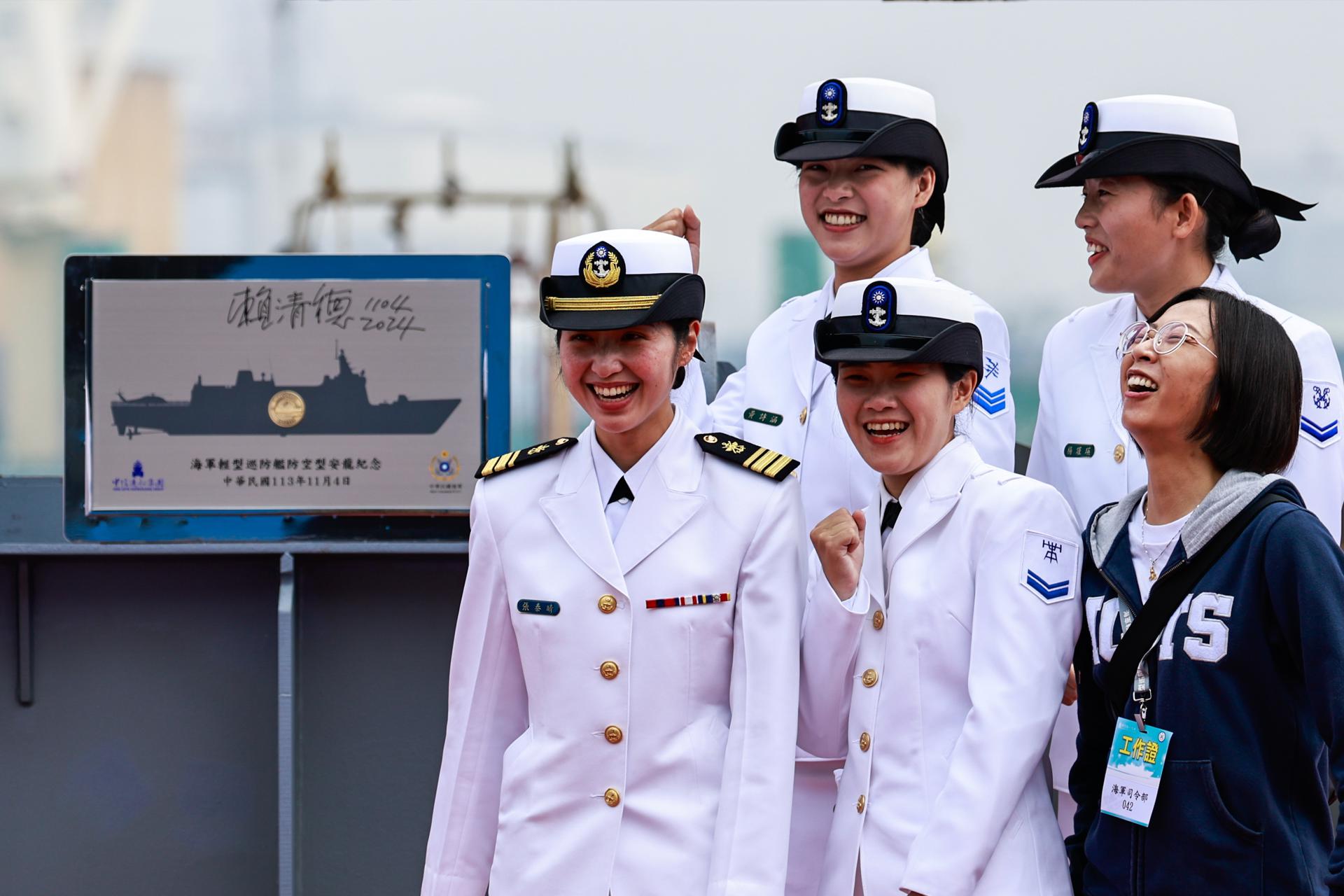 Oficiales navales en la ciudad sureña de Kaohsiung el 4 de noviembre de 2024.EFE/EPA/DANIEL CENG
