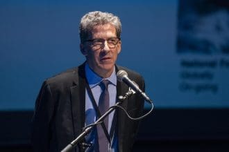 El especialista en Gestión de Riesgos de Incendios/Desastres, y presidente del Comité Internacional de Preparación ante Riesgos (ICORP), Christopher Marrion, habla durante la conferencia internacional Resiliencia del Patrimonio ante incendios en tiempos de cambio climático este lunes en Valparaíso (Chile). EFE/ Adriana Thomasa