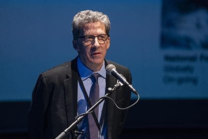 El especialista en Gestión de Riesgos de Incendios/Desastres, y presidente del Comité Internacional de Preparación ante Riesgos (ICORP), Christopher Marrion, habla durante la conferencia internacional Resiliencia del Patrimonio ante incendios en tiempos de cambio climático este lunes en Valparaíso (Chile). EFE/ Adriana Thomasa