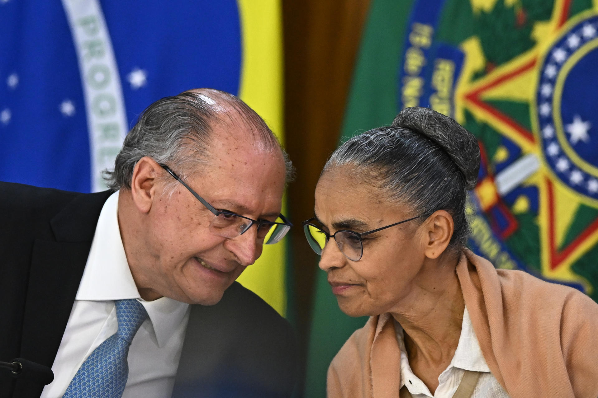 La ministra de Medio Ambiente de Brasil, Marina Silva (d), y el vicepresidente de Brasil, Geraldo Alckmin, participan en una reunión en el Palácio del Planalto este 6 de noviembre 2024, en Brasilia (Brasil). EFE/ Andre Borges