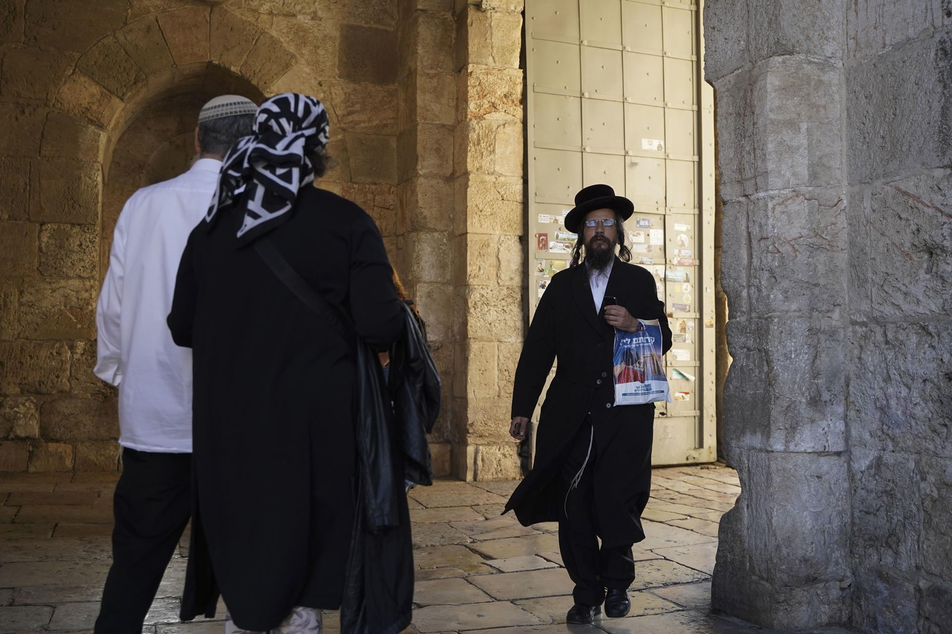- Un judío ultraortodoxo entra a la Ciudad Vieja de Jerusalén por la puerta de Jaffa, hoy martes, día en que se celebran las elecciones presidenciales en Estados Unidos. EFE/Alejandro Ernesto