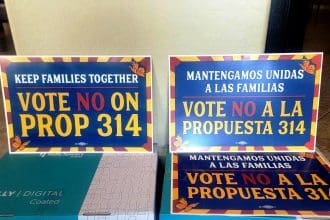 Fotografía de campaña divulgada por la activista Raquel Terán donde se muestran unos carteles en contra de la Propuesta 314 preparados para una manifestación en 19 de octubre de 2024 en Phoenix, Arizona (EE.UU.). EFE/Teran For Arizona