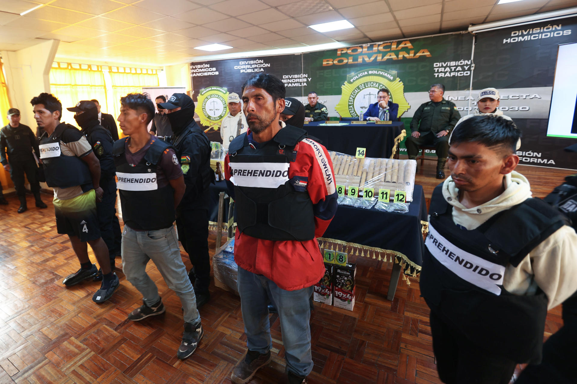 Integrantes de la Fuerza Especial de Lucha Contra el Crimen, FELCC, muestran personas detenidas, este martes, en La Paz (Bolivia). El Ministerio de Gobierno de Bolivia acusó este martes de "terroristas" a 18 seguidores del expresidente Evo Morales (2006-2019) que fueron detenidos por portar explosivos, golpear y retener a policías y periodistas durante operativos de desbloqueo de carreteras en Santa Cruz, la mayor región del país andino. EFE/ Luis Gandarillas
