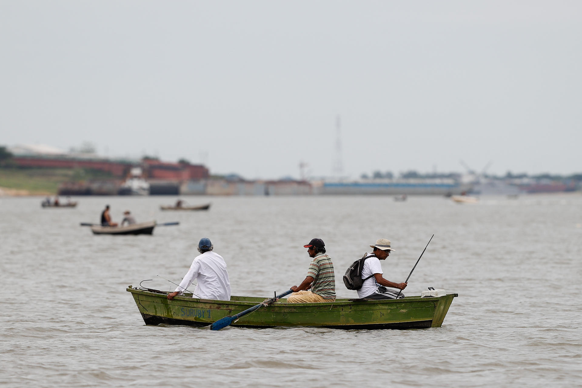 Fotografía de pescadores de la Asociación de Pescadores Profesionales de Blanco Cué durante su jornada de pesca en el río Paraguay, en Asunción. EFE/ Juan Pablo Pino
