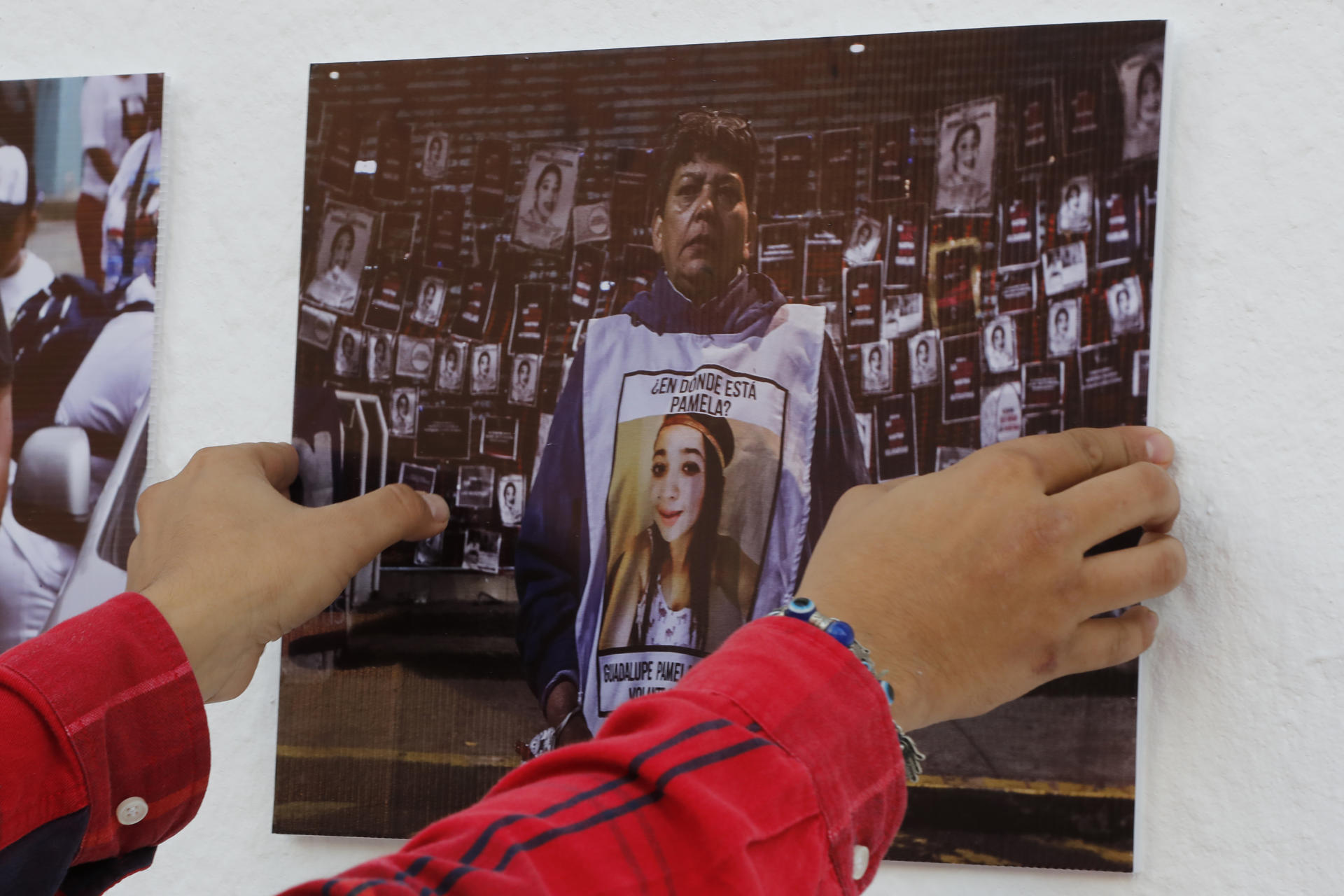 Un activista coloca una fotografía en honor a la joven desaparecida Guadalupe Pamela Gallardo Volante, a las afueras de la Fiscalía General de Justicia (FGJ), este martes, en la Ciudad de México (México). EFE/ Mario Guzmán