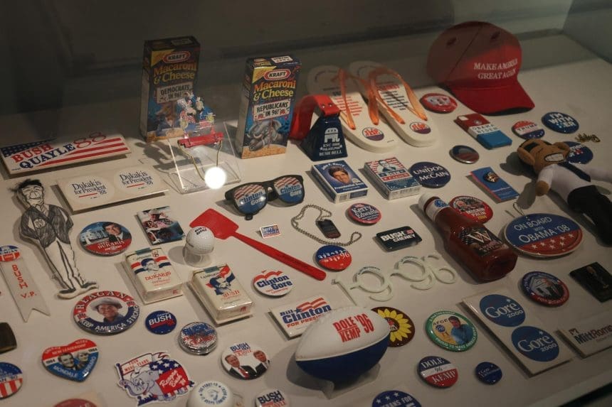 Fotografía del 30 de octubre de 2024 de objetos de una colección de cerca de 100.000 objetos utilizados en eventos políticos y campañas electorales, en Washington (EE. UU). EFE/ Octavio Guzmán