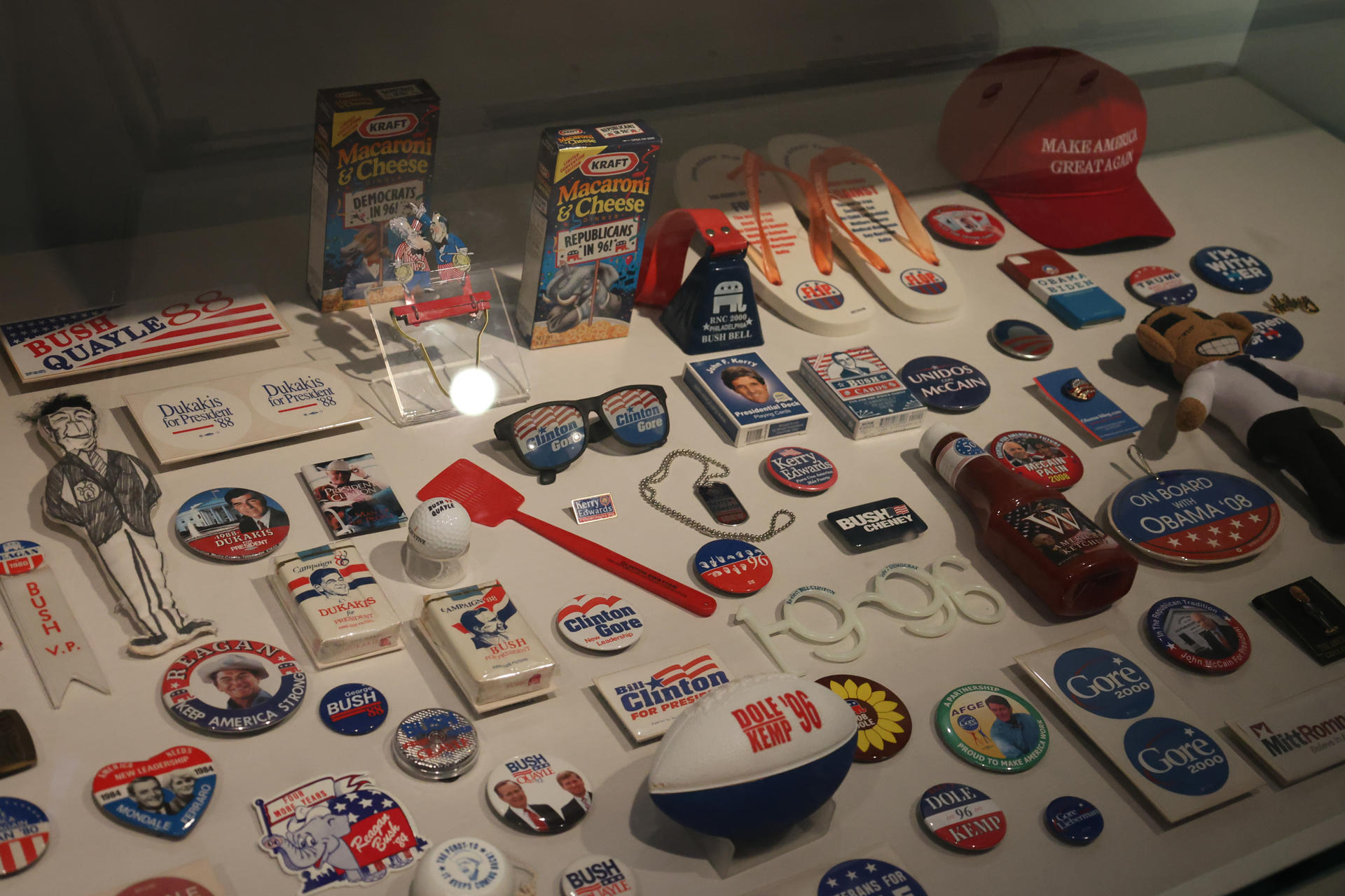 Fotografía del 30 de octubre de 2024 de objetos de una colección de cerca de 100.000 objetos utilizados en eventos políticos y campañas electorales, en Washington (EE. UU). EFE/ Octavio Guzmán