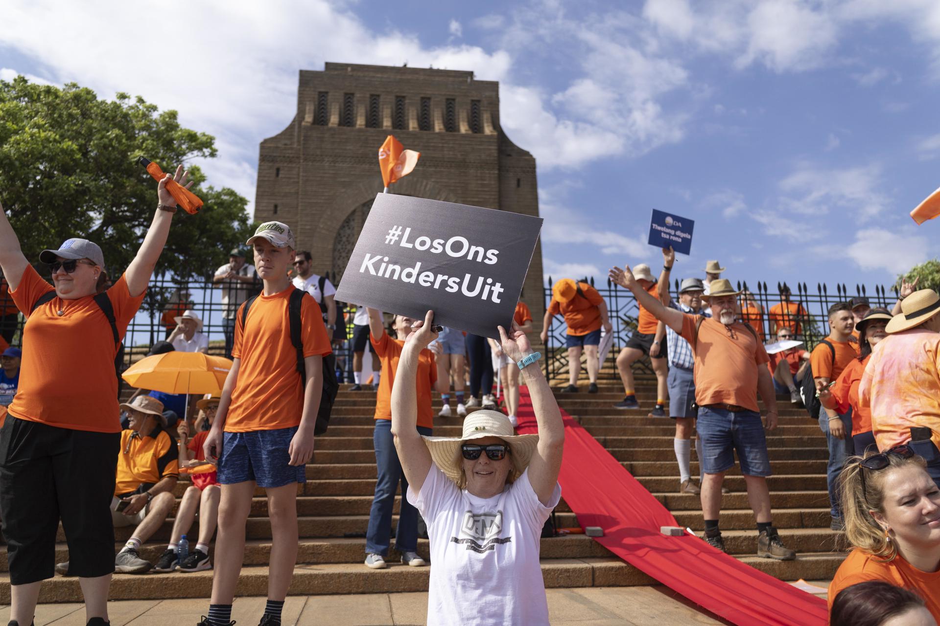 Las personas se reúnen en el simbólico Monumento Voortrekker durante una protesta contra el proyecto de ley de educación Bela, en Pretoria, Sudáfrica, 05 de noviembre de 2024. La Ley de Enmienda de la Educación Básica (BELA) establece, entre otras cosas, que el gobierno tenga control sobre qué idiomas se enseñan en las escuelas. Sudáfrica tiene 11 lenguas oficiales y los manifestantes temen que el idioma minoritario afrikáans pueda, en generaciones futuras, quedar marginado. Según Kallie Kriel, CEO de AfriForum, el formato actual de las disposiciones de la ley crea el 'mayor desafío único para las comunidades culturales afrikáner desde 1994'. (Protests, South Africa) EFE/EPA/KIM LUDBROOK
