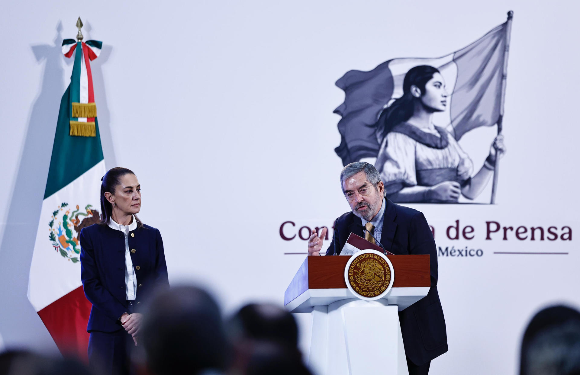 El canciller mexicano, Juan Ramón de la Fuente (d), habla durante su participación en una rueda de prensa de la presidenta de México Claudia Sheinbaum (i), este viernes en Palacio Nacional en la Ciudad de México (México). EFE/Sáshenka Gutiérrez