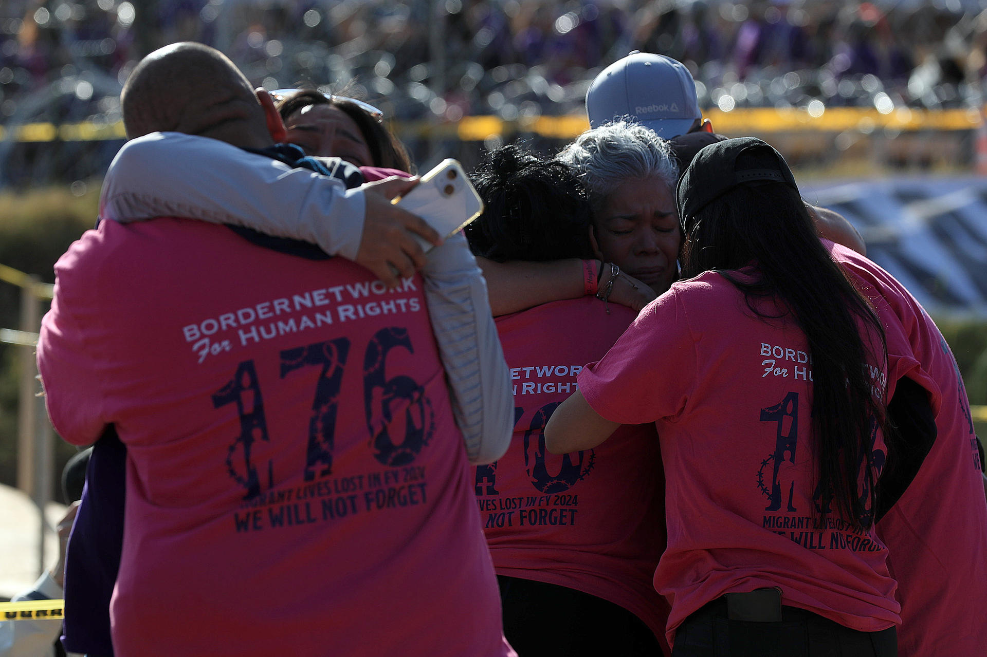 Familias se abrazan durante un evento en río Bravo este sábado, en Ciudad Juárez, estado de Chihuahua (México). EFE/ Luis Torres
