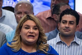 Jenniffer González (c), del Partido Nuevo Progresista, ofrece declaraciones en compañía de su esposo José Jovín Vargas (d) este martes en San Juan (Puerto Rico). EFE/ Enid M. Salgado Mercado