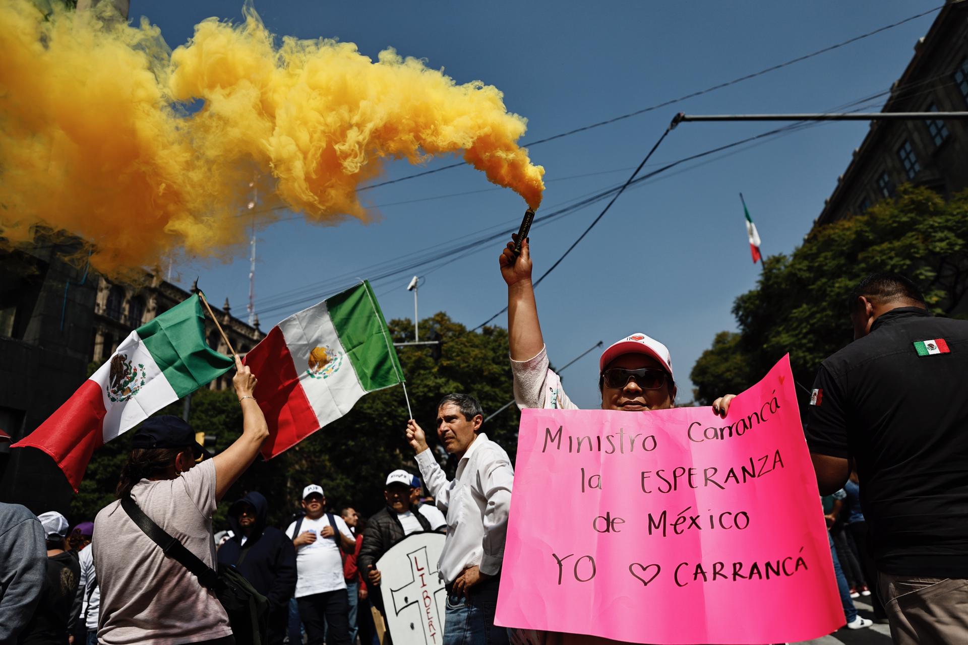 Trabajadores judiciales protestan este martes frente a la Suprema Corte de Justicia Nacional (SCJN), en la Ciudad de México (México). EFE/Sáshenka Gutiérrez