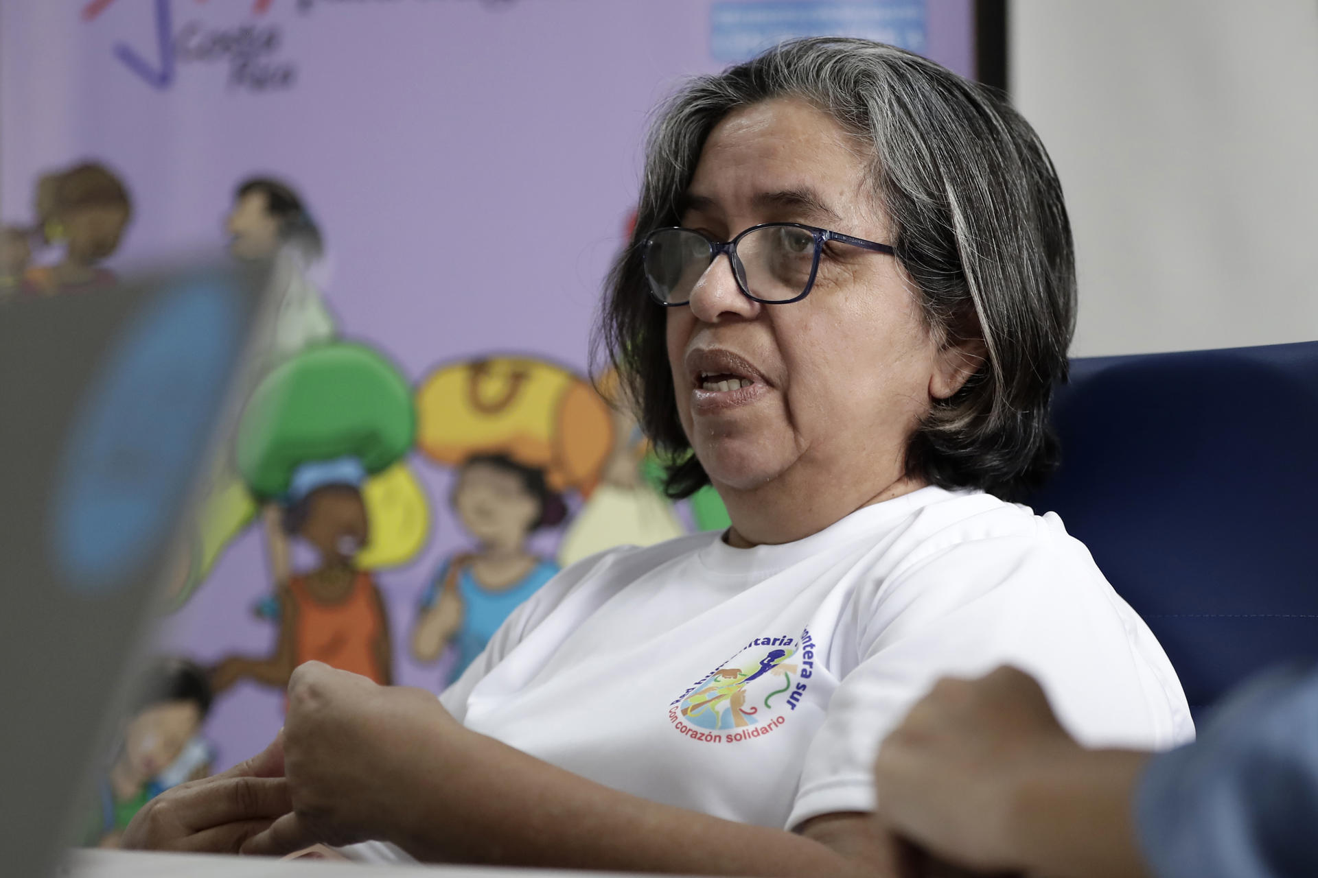 Lucy Nájera, de la Red Humanitaria de Respuesta de Paso Canoas, habla durante una entrevista con EFE en San José (Costa Rica). EFE/Jeffrey Arguedas
