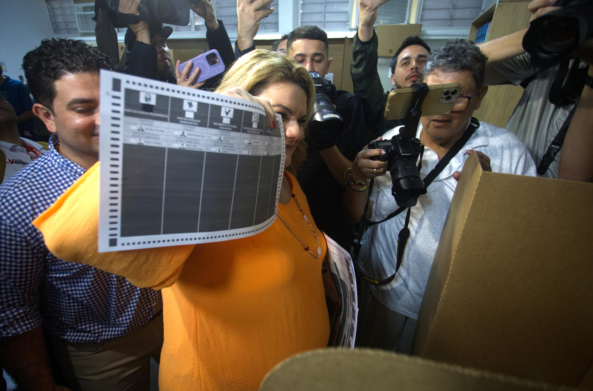 La candidata a la Gobernación de Puerto Rico por el Partido Nuevo Progresista (PNP), Jenniffer González, llega para depositar su voto al centro de votación instalado en la escuela Salvador Brau, este martes, en Carolina (Puerto Rico). EFE/ Thais Llora
