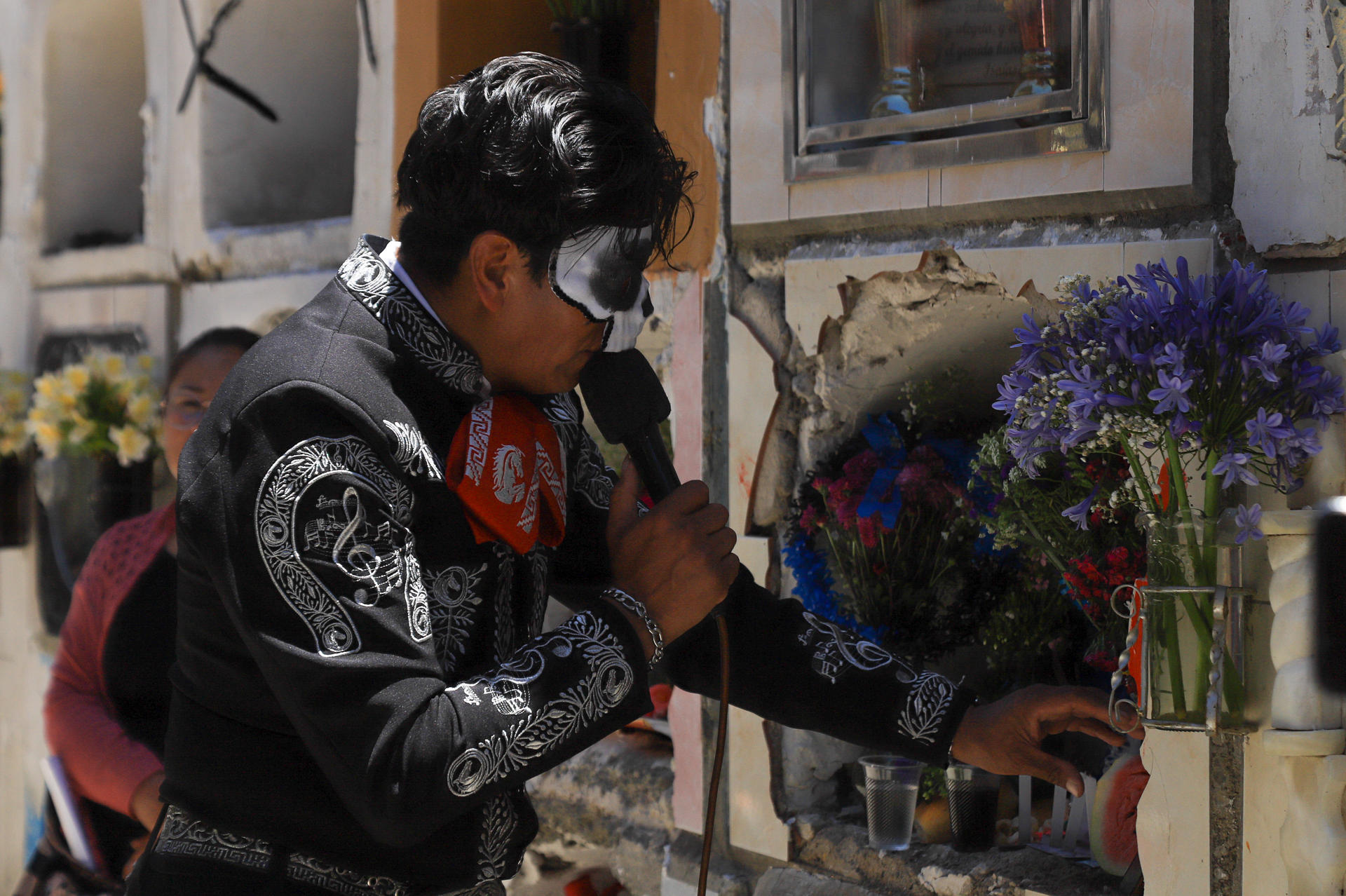Un cantante mariachi canta frente a una tumba este 2 de noviembre de 2024, en el cementerio general de la ciudad de La Paz (Bolivia). EFE/ Gabriel Márquez
