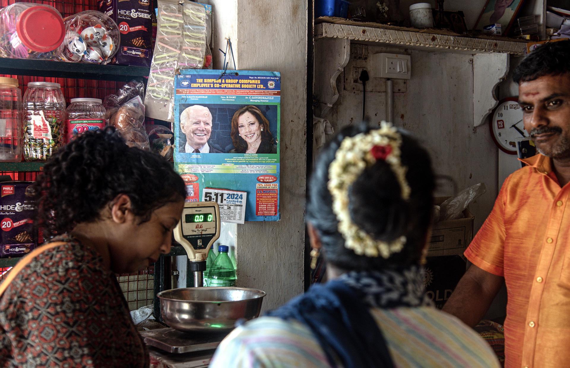 Un comerciante indio recibe a clientes en su tienda, exhibiendo un calendario que muestra al presidente de EE. UU., Joe Biden, y a la vicepresidenta de EE. UU. y candidata presidencial demócrata, Kamala Harris, en el pueblo ancestral de Harris, Thulasendrapuram, en el estado de Tamil Nadu, India, 05 de noviembre de 2024. Thulasendrapuram fue el hogar del abuelo materno de Harris, quien nació en el pueblo hace más de 100 años. Las elecciones presidenciales de EE. UU. se llevarán a cabo el 05 de noviembre de 2024. EFE/EPA/RAGUL KRISHNAN