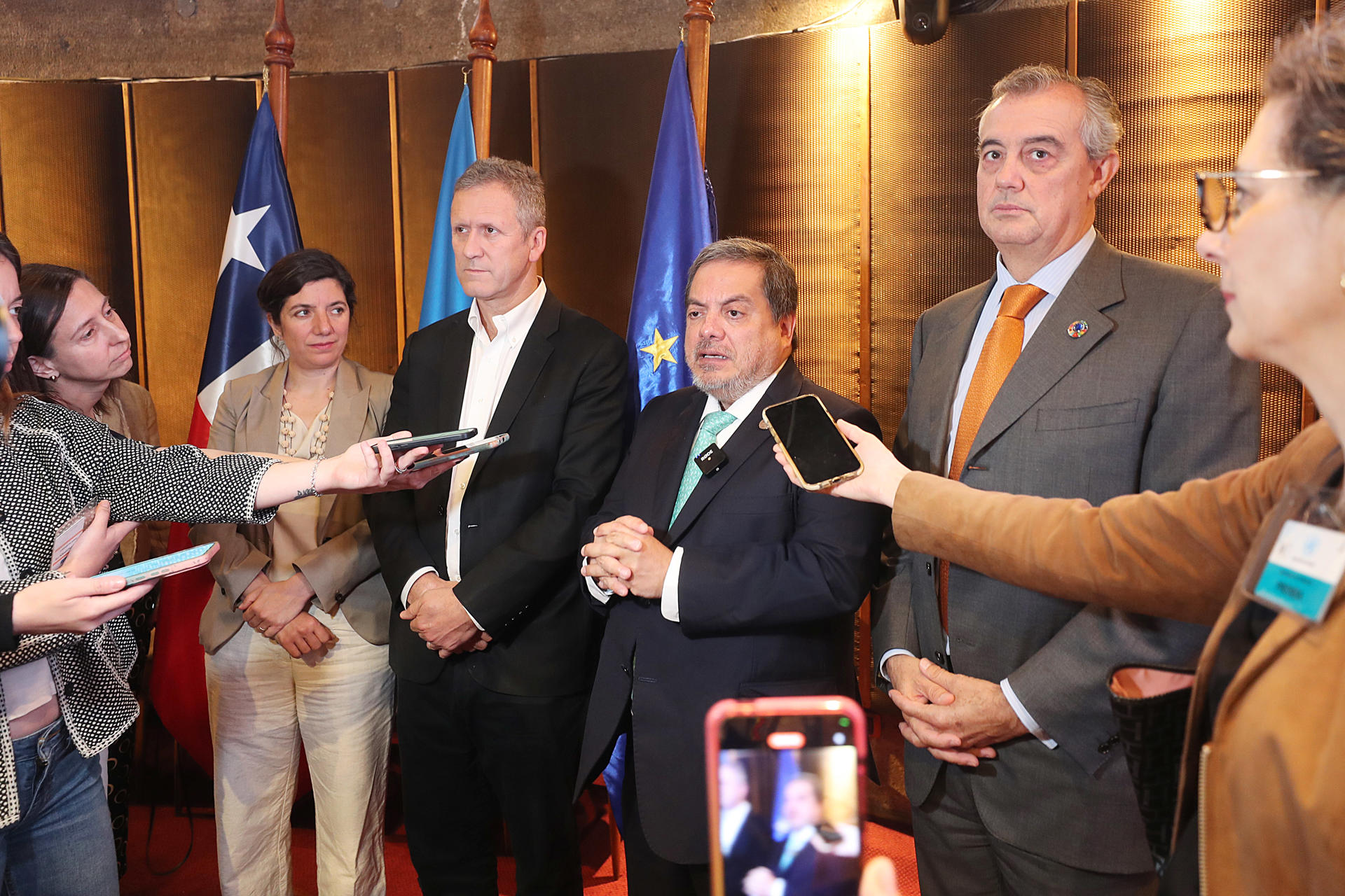 Desde la izquierda, La ministra de Ciencia, Tecnología, Conocimiento e Innovación de Chile, Aisén Etcheverry; el ministro de Transportes y Telecomunicaciones de Chile, Juan Carlos Muñoz; el secretario ejecutivo adjunto de la Comisión Económica para América Latina y el Caribe (Cepal), Javier Medina, y el director para América Latina y el Caribe en la Dirección General de Asociaciones Internacionales (DG INTPA) de la Comisión Europea, Félix Fernández-Shaw, hablan con la prensa durante una nueva edición de ´Diálogos de Alto Nivel de la Alianza Digital Unión Europea-América Latina y el Caribe sobre Inteligencia Artificial y Conectividad´, este martes en Santiago (Chile). EFE/ Javier Martin