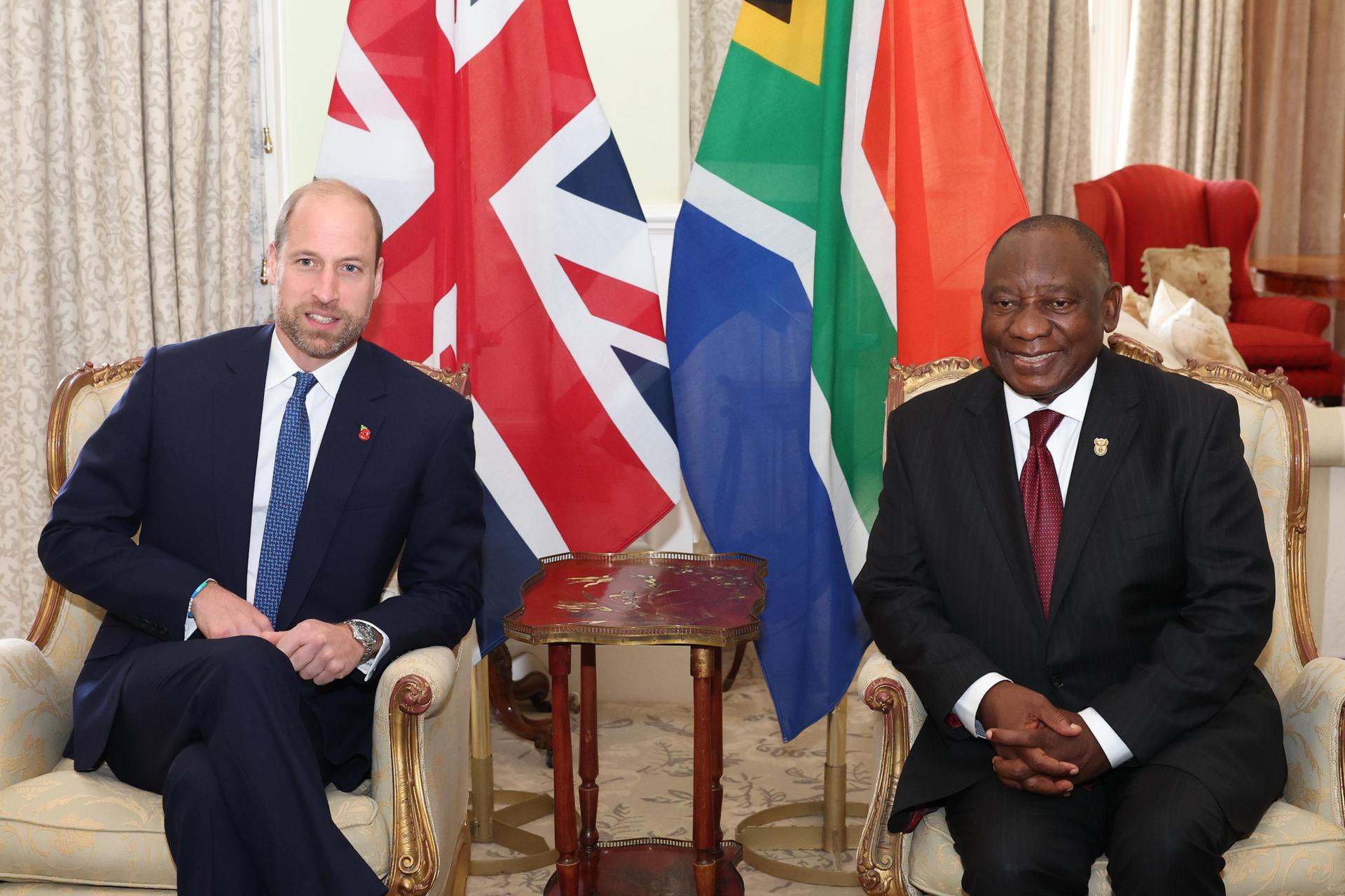 Foto proporcionada por los Servicios de Información del Gobierno del presidente sudafricano, Cyril Ramaphosa (D) y el príncipe de Gales, Guillermo (I), en Genadendal, residencia oficial del presidente en Ciudad del Cabo, Sudáfrica, el 5 de noviembre de 2024.  EFE/EPA/GCIS HANDOUT HANDOUT EDITORIAL USE ONLY/NO SALES
