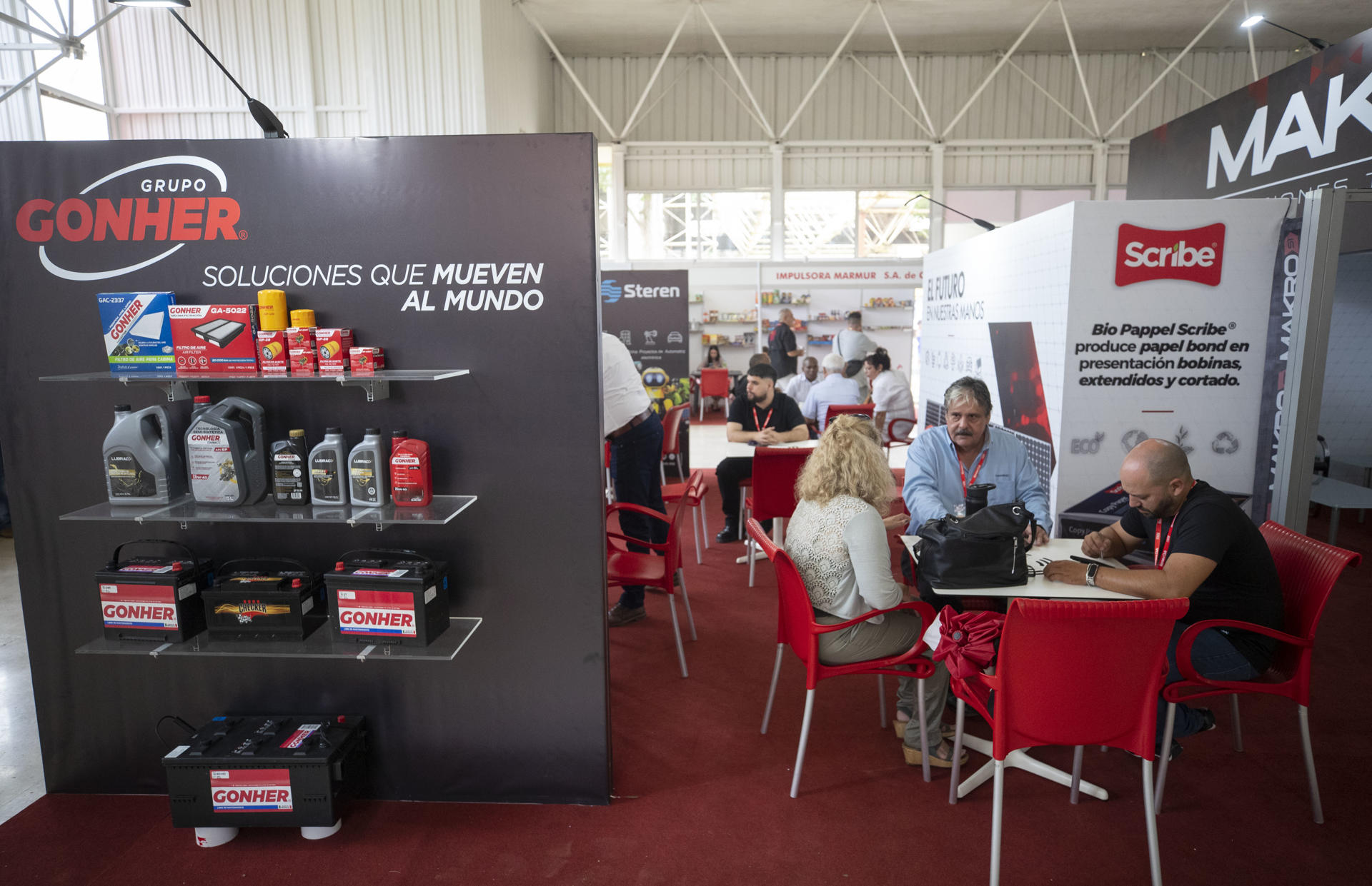 Fotografía de personas en un estand del pabellón mexicano este 5 de noviembre de 2024, en la Feria Internacional de La Habana 2024 (Fihav) en La Habana (Cuba). EFE/ Yander Zamora