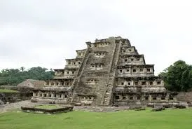 Otros sitios importantes incluyen El Tajín (17 canchas) y Chichén Itzá (13 canchas). La arquitectura de estas ciudades subraya la importancia cultural y religiosa del juego para las civilizaciones mesoamericanas.