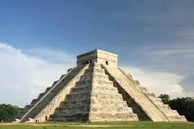 Otros sitios importantes incluyen El Tajín (17 canchas) y Chichén Itzá (13 canchas). La arquitectura de estas ciudades subraya la importancia cultural y religiosa del juego para las civilizaciones mesoamericanas.