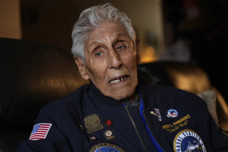 El veterano de la Marina que invadió Pearl Harbor, Bob Fernández, es fotografiado en su casa el martes 19 de noviembre de 2024 en Lodi, California