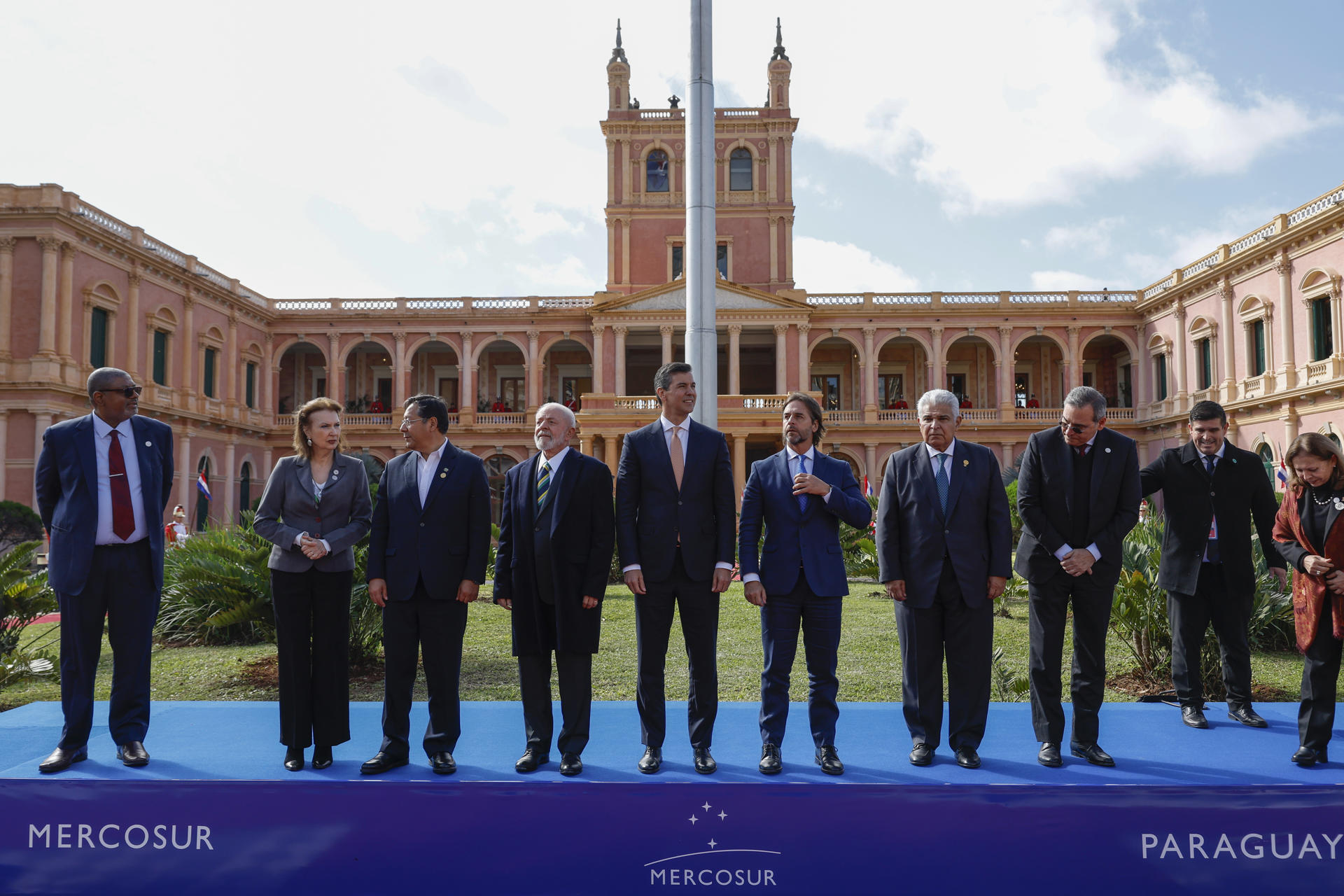 Fotografía de archivo del 8 de junio de 2024 que muestra a mandatarios durante la reunión semestral del Mercado Común del Sur (Mercosur), en Asunción (Paraguay). EFE/ Antonio Lacerda