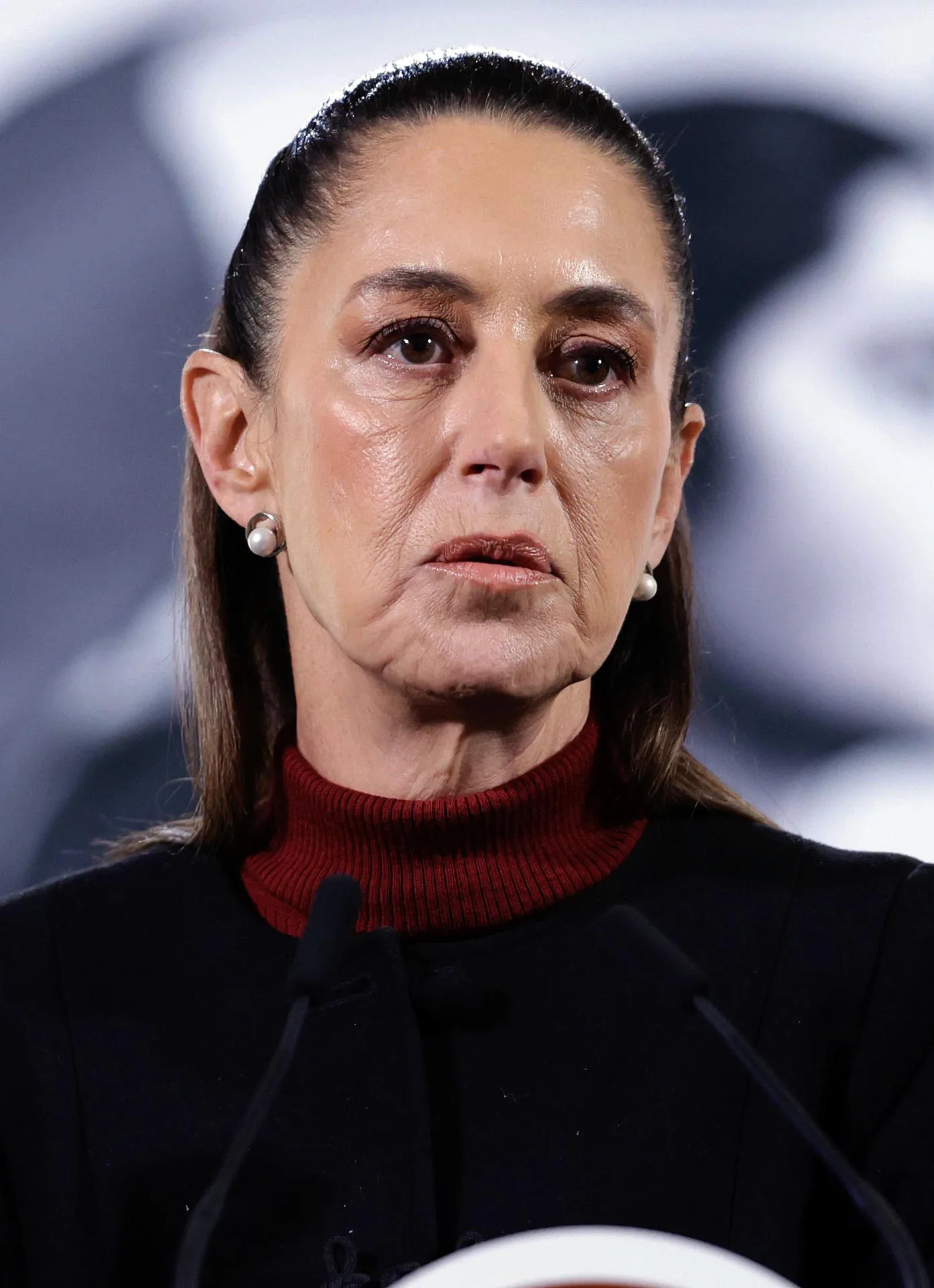 La presidenta de México, Claudia Sheinbaum, habla durante una rueda de prensa este lunes, en el Palacio Nacional de la Ciudad de México (México). EFE/Sáshenka Gutiérrez