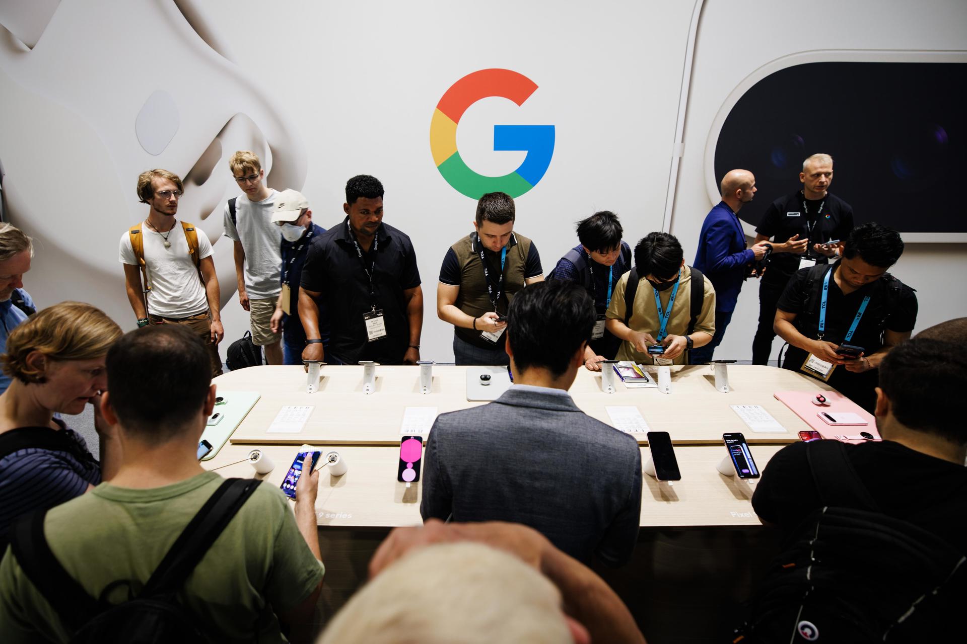 Fotografía de archivo del 6 de septiembre de 2024 de personas visitando el stand del Google Pixel 9, durante la jornada inaugural de la centésima edición de la feria IFA en Berlín (Alemania). EFE/EPA/Clemens Bilan