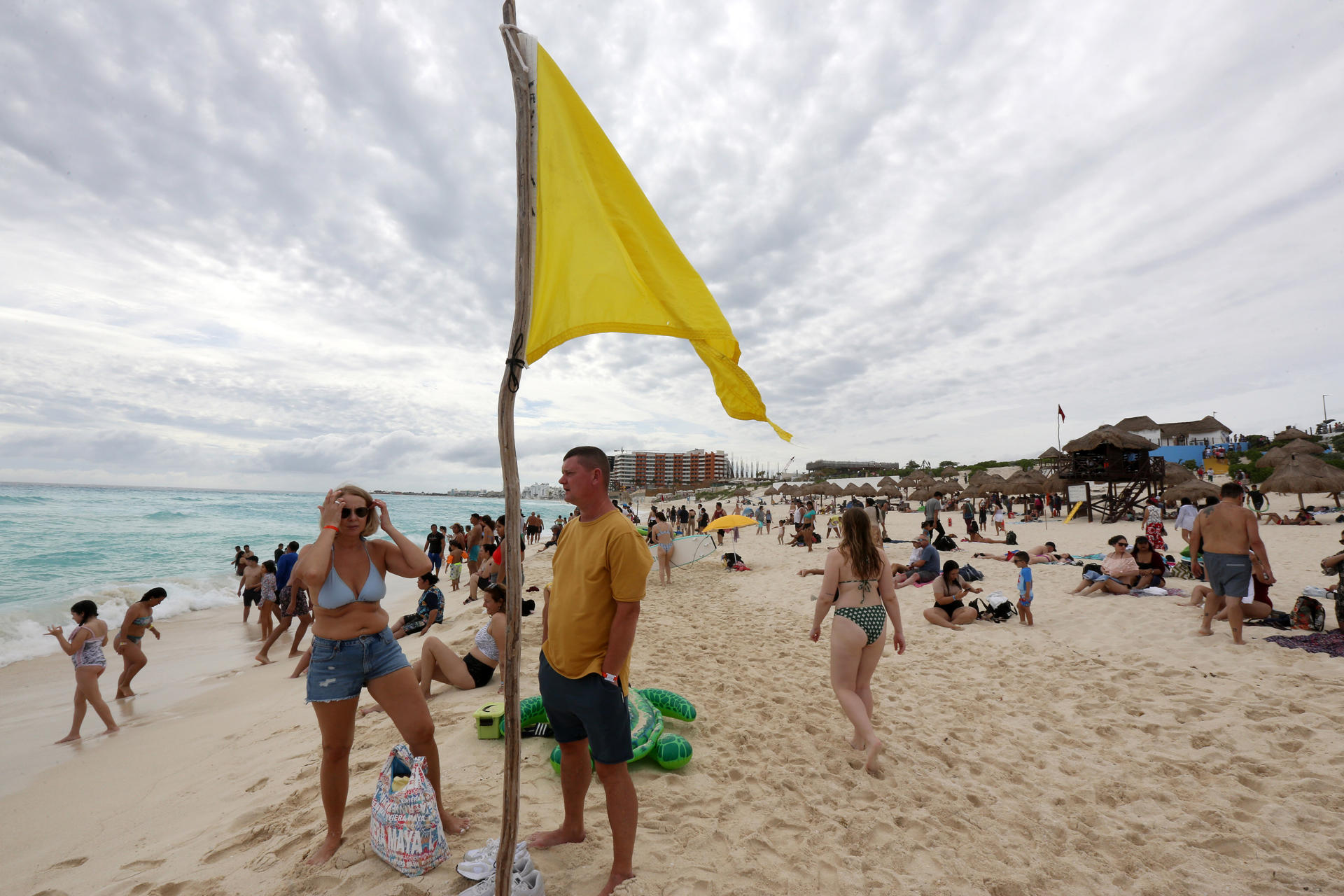 Personas descansan en una playa este miércoles, en Cancún (México). EFE/ Alonso Cupul