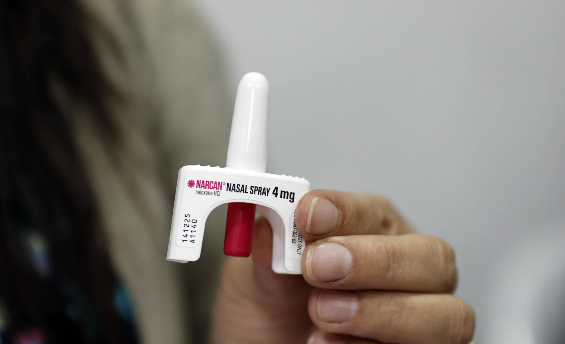 Fotografía del 29 de noviembre de la enfermera Beatriz García sosteniendo una dósis de narcan, medicamento para revertir las sobredosis, en la sala de consumo supervisado en Bogotá (Colombia). EFE/ Mauricio Dueñas Castañeda