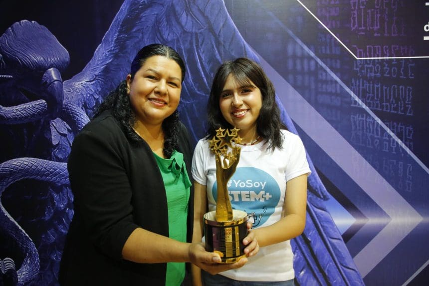 La estudiante Ángela Olazaran Laureano (d) y su madre Matilde Laureano Mozo (i) posan al término de una entrevista con EFE, en la Feria Internacional del Libro de Guadalajara (FIL) este viernes, en Guadalajara (México). EFE/ Francisco Guasco