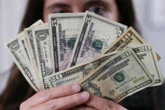 Una persona muestra dolares en una casa de cambio en ciudad Juárez, en el estado de Chihuahua (México). Archivo. EFE/ Luis Torres