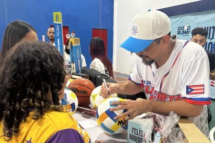 Fotografía cedida por la Fundación Good Bunny del cantante puertorriqueño Bad Bunny durante una entrega de regalos, este martes durante el evento 'Bonita tradición', en el municipio de Aguas Buenas (Puerto Rico). EFE/ Fundación Good Bunny / SOLO USO EDITORIAL/ SOLO DISPONIBLE PARA ILUSTRAR LA NOTICIA QUE ACOMPAÑA (CRÉDITO OBLIGATORIO)