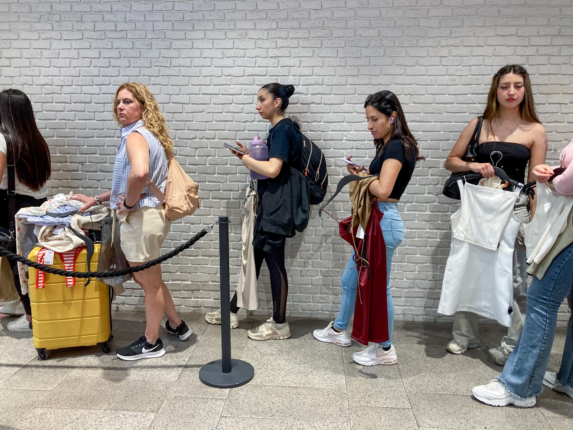 Fotografía del 18 de noviembre de 2024 de personas en una fila para pagar en el centro comercial Costanera Center, en Santiago (Chile). EFE/ Ailen Díaz