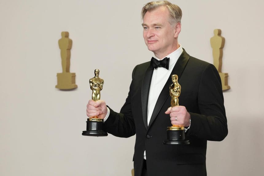 Christopher Nolan, ganador del premio a la Mejor Dirección y del premio a la Mejor Película por 'Oppenheimer', posa con sus Oscars en el salón de prensa durante la ceremonia de la 96ª edición de los Premios de la Academia en el Dolby Theatre en el barrio de Hollywood de Los Ángeles, California, EE. UU., el 10 de marzo de 2024. EFE/ALLISON DINNER