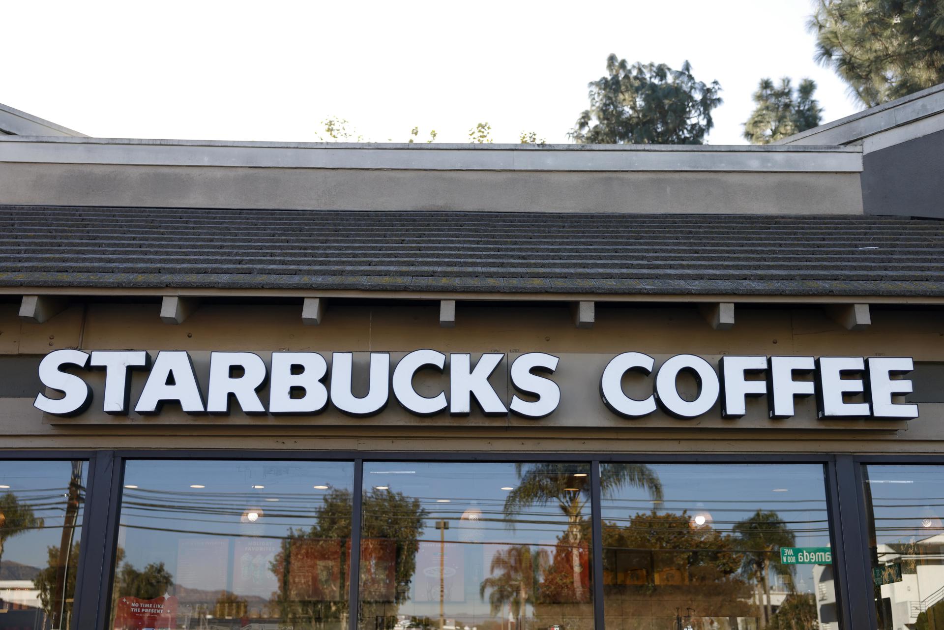 El logotipo de Starbucks se muestra en una de sus tiendas en Burbank, California, EE. UU., el 20 de diciembre de 2024.EFE/EPA/Caroline Brehman