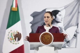 La Presidenta de México, Claudia Sheinbaum, habla durante una conferencia de prensa este lunes, en el Palacio Nacional de la Ciudad de México (México). EFE/ José Méndez