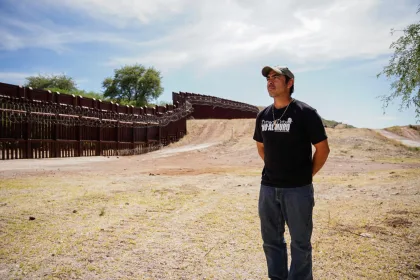 Fotografía sin fecha cedida por Jonathan Stegenga del director de Sierra Club Borderlands, Erick Meza, en el lado estadounidense del muro fronterizo, justo en las afueras de la ciudad de Nogales, Arizona (Estados Unidos). EFE/Jonathan Stegenga  /SOLO USO EDITORIAL /NO VENTAS /SOLO DISPONIBLE PARA ILUSTRAR LA NOTICIA QUE ACOMPAÑA /CRÉDITO OBLIGATORIO