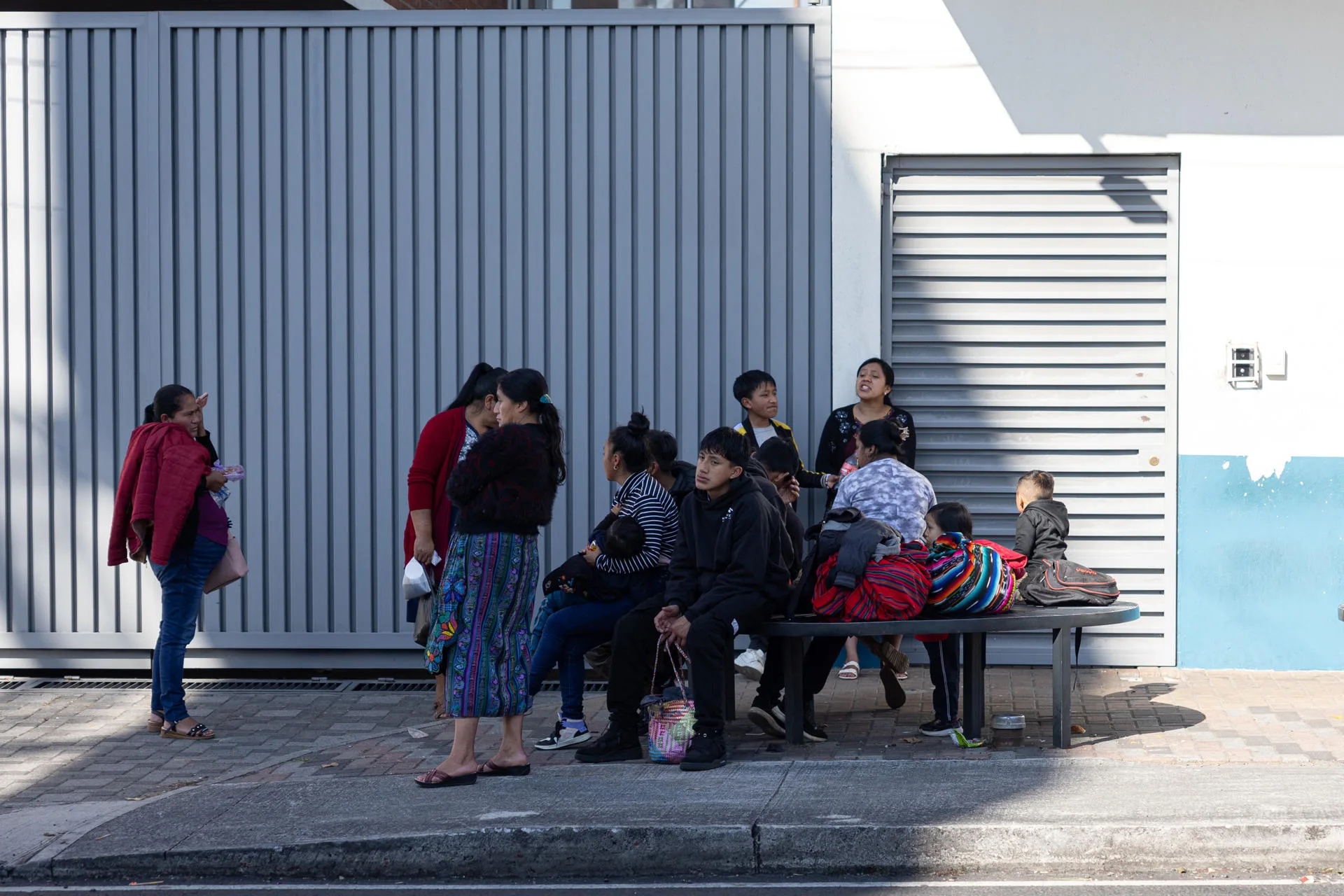 Familias de distintas comunidades indígenas esperan, en la entrada de la Fuerza Aérea de Guatemala, a sus seres queridos que llegan deportados desde Estados Unidos este viernes, en Ciudad de Guatemala (Guatemala). EFE/ David Toro