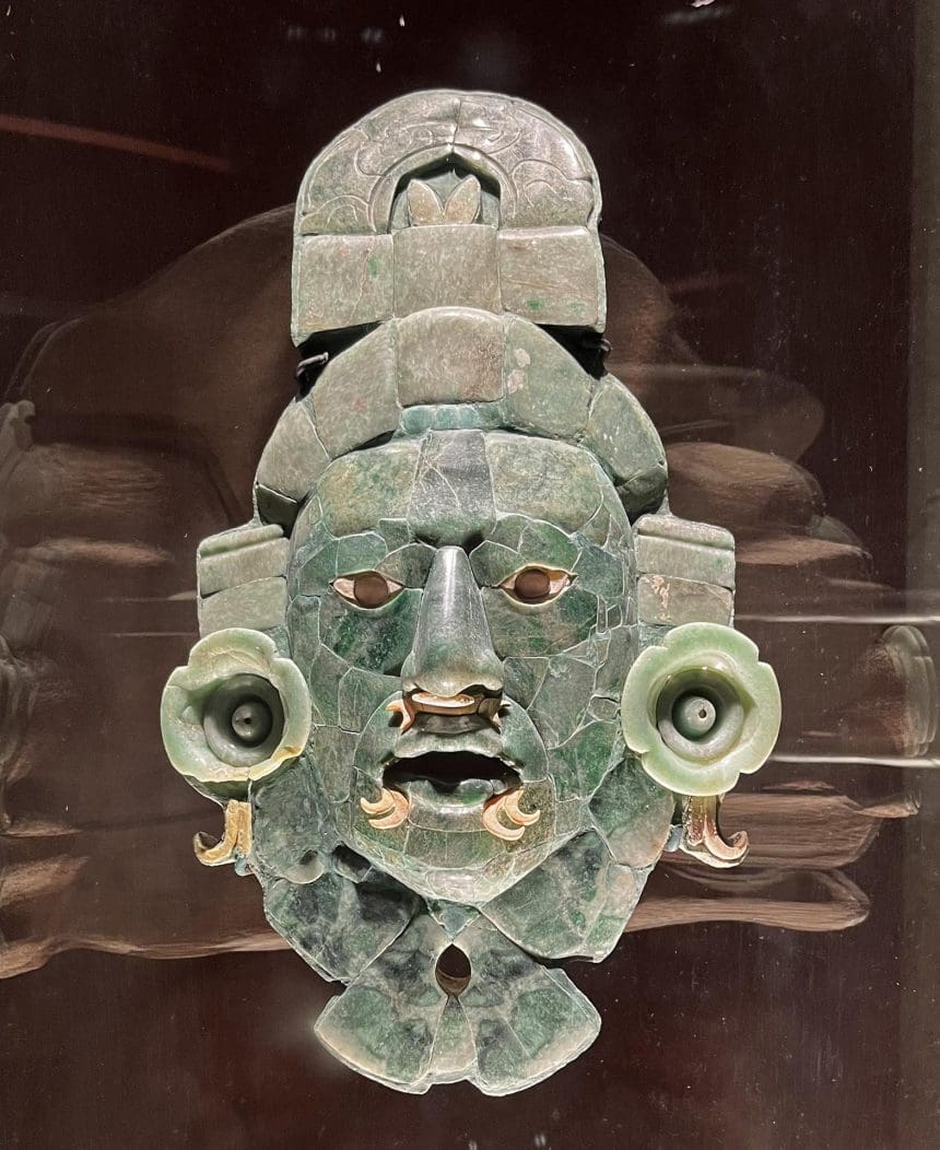 Fotografía de la máscara de jade de Calakmul, exhibida en el Museo de Arquitectura Maya Baluarte de la Soledad, este sábado en Campeche (México). EFE/ Martha López Huan