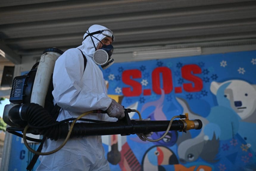 Foto de archivo que muestra un trabajador del sector de la salud fumigando contra el mosquito transmisor del dengue Aedes aegypti en una escuela de la región administrativa de Ceilandia en Brasilia (Brasil). EFE/ Andre Borges