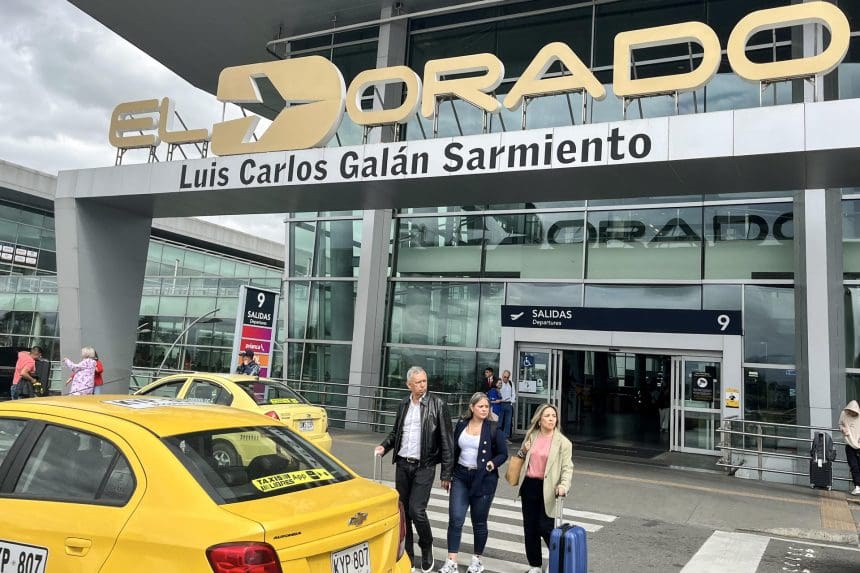 Fotografía donde se observa una de las entradas del Aeropuerto Internacional El Dorado en Bogotá (Colombia). Archivo.  EFE/ Eva García