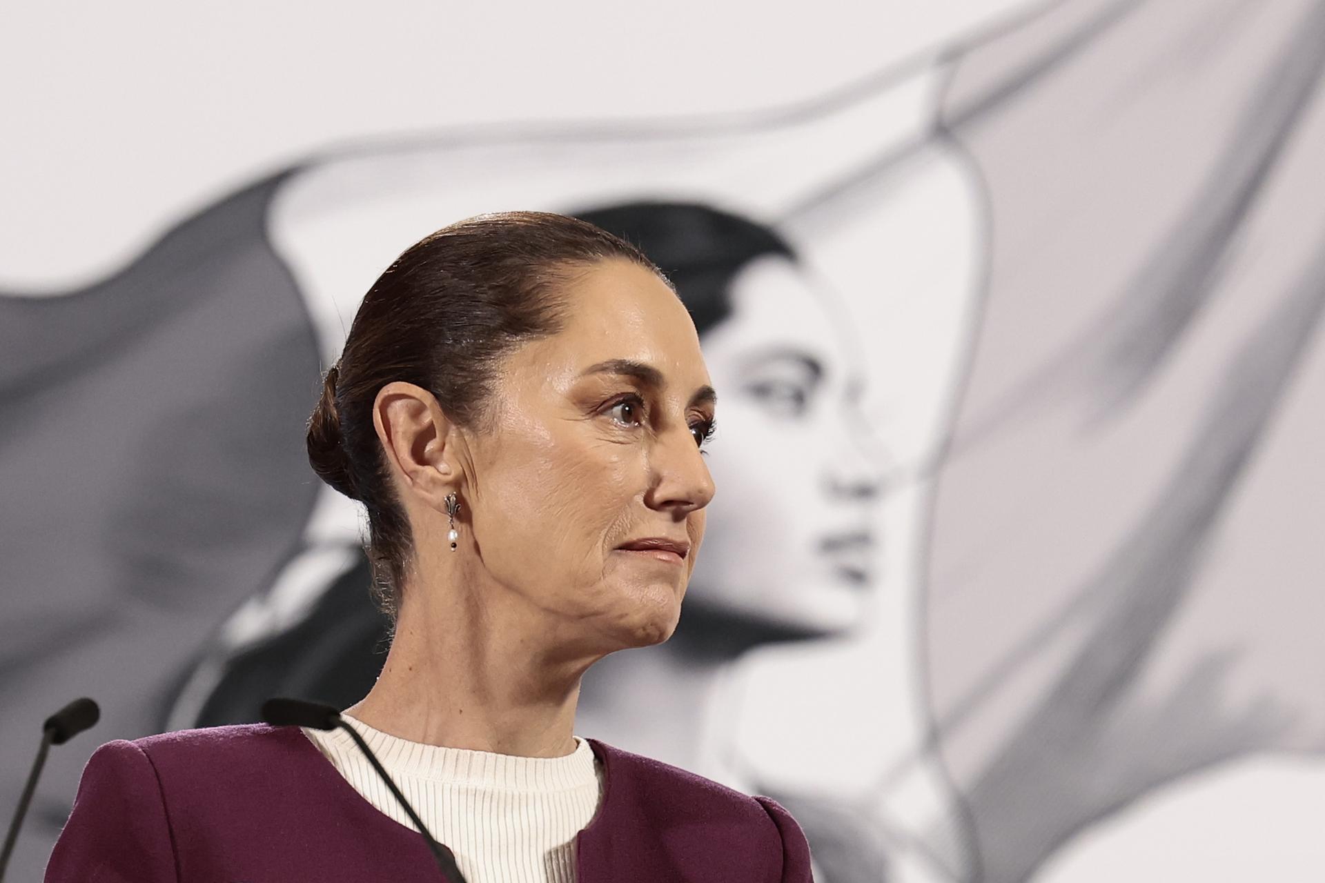 La Presidenta de México, Claudia Sheinbaum, habla durante una conferencia de prensa este lunes, en el Palacio Nacional de la Ciudad de México (México). EFE/ José Méndez
