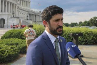 El legislador demócrata estadounidense Greg Casar habla con la prensa en Washington (EEUU). Archivo. EFE/ Octavio Guzmán