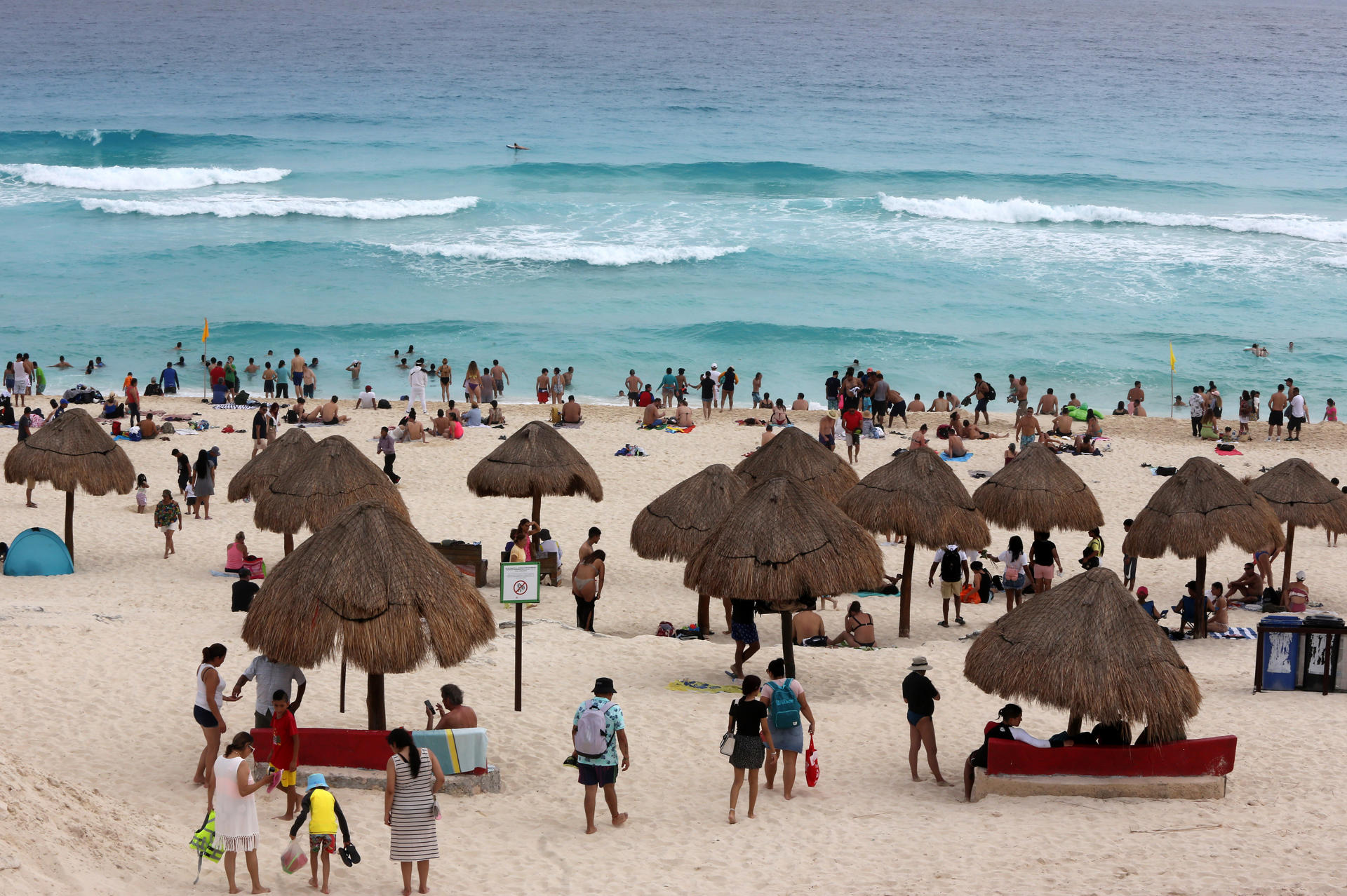 Personas descansan en una playa este miércoles, en Cancún (México). EFE/ Alonso Cupul