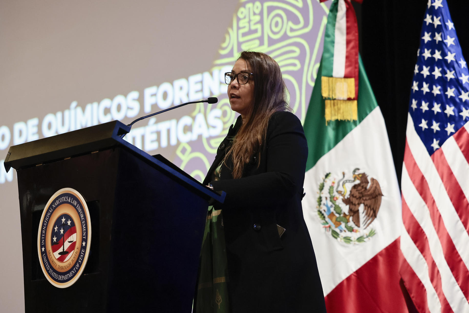 La encargada de la Unidad de Laboratorios Criminalísticos en la Agencia de Investigación Criminal (AIC) de la FGR, Mavil López, habla en el foro 'Intercambio de químicos forenses y fiscales en drogas sintética' este miércoles, en Ciudad de México (México). EFE/José Méndez
